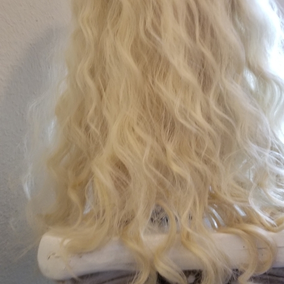 Beautiful 24" Blonde heat-resistant Synthetic Wig - Picture 3 of 8